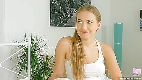 Asian chick gets her pussy eaten by collegd