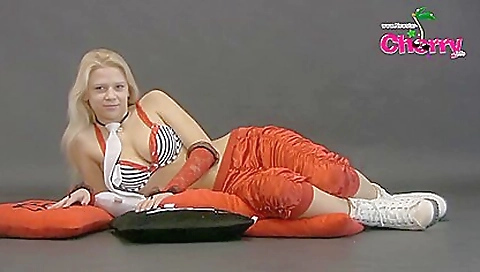 Milf and sexy lesbians with a blonde sanch-s