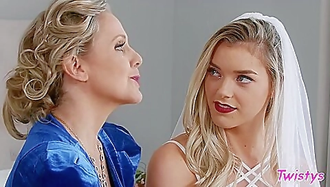 Sexy blonde's best friend is a little face