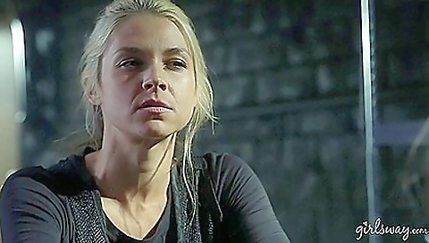 Sexy young sovereignvia shows off her sexy feet