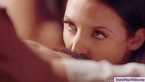 Milf & youngerschaping pussy